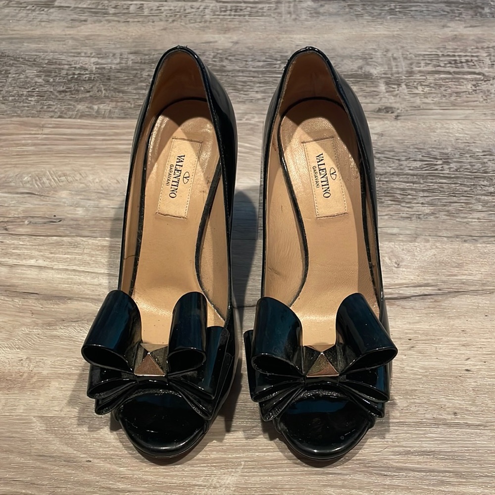 Valentino patent leather bow heels 🎀 A U T H E N T I C 🎀